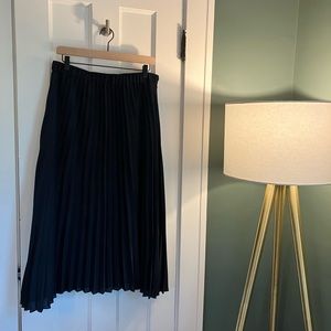 Pleated navy midi skirt with elasticized waistband.